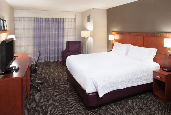 Hotel 1600 Washington DC - Guestroom with 1 King Bed, ensuite bathroom, flat screen TV