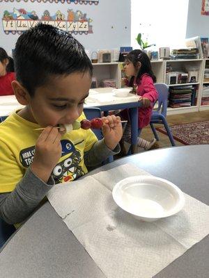 Eating morning snack the students made themselves