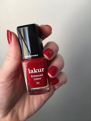 Our quick dry nail polish, Lakur reinforces nail strength and durability, delivering long-lasting, high-shine wear & gel-like wear.