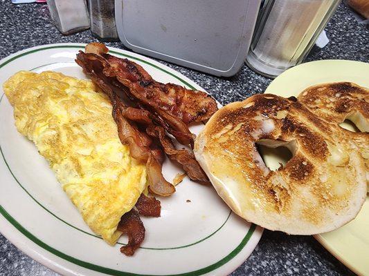 Bacon and cheese omelet with bagel