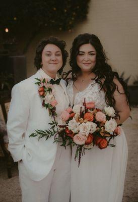 Gorgeous lapel boutonnière and bridal bouquet!