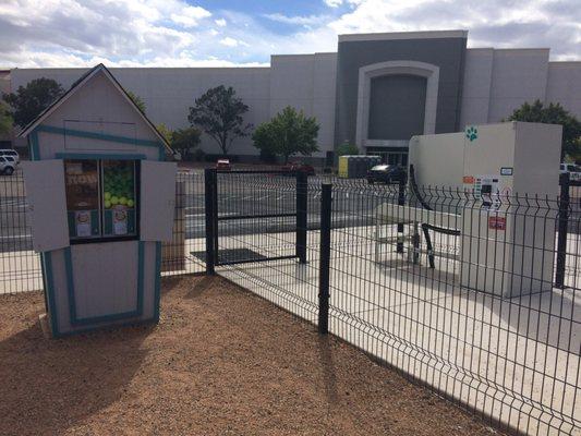 Vending food/tennis ball area and grooming/washing station