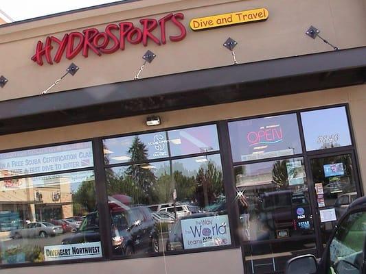 Looking at the front windows from the parking lot of Keizer Village Shopping Center. HydroSports is next door to golds Gym.