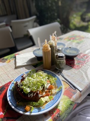 Un Panbazo con salsas habanera, verde, y una salsa de menudo.