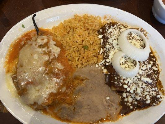 Chile relleno con enchiladas