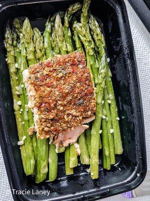 Small salmon with asparagus