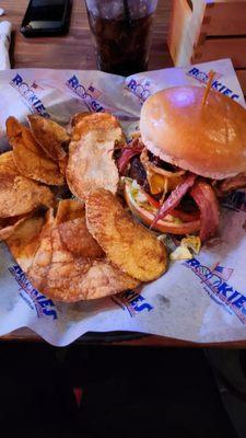 Texan burger with homemade potato chips