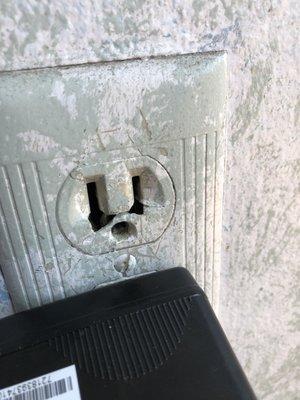 Move-in condition: Outlet unsafe