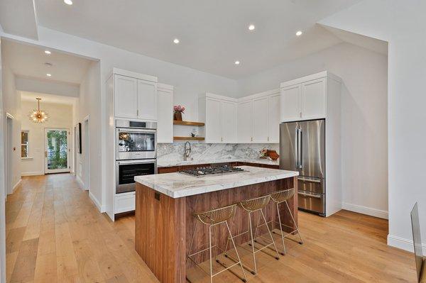 Utracraft Cabinetry, Brizo Faucet. Meryl Phillips-Miller of Meryl & Miller, LLC & Gretchen Ferreira of Style Bath & Kitchen