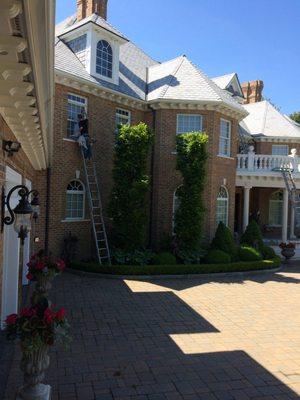 Cleaning outdoor windows