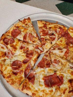 Linguica and onion pizza