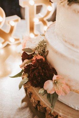 Wedding cake with fresh flowers