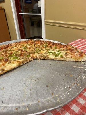 Large sausage and green pepper pizza