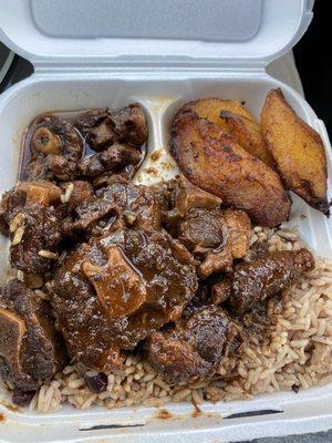 Oxtails with rice and plantains.