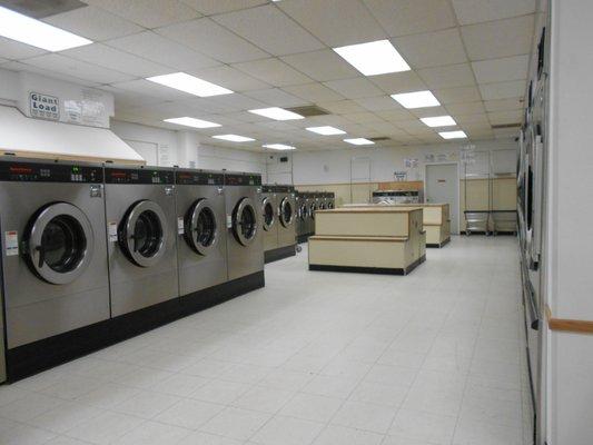 Lots of room at Tualatin Laundromat!