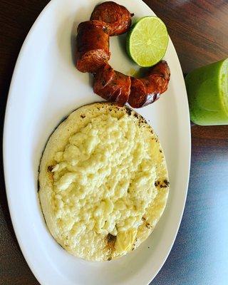 Arepa con queso y chorizo