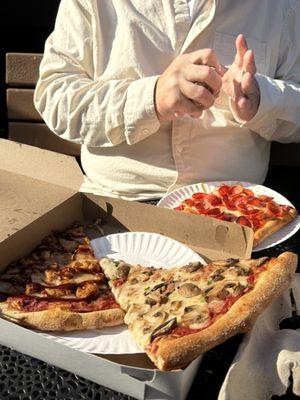 Mushroom, pepperoni and BBQ chicken pizza slices