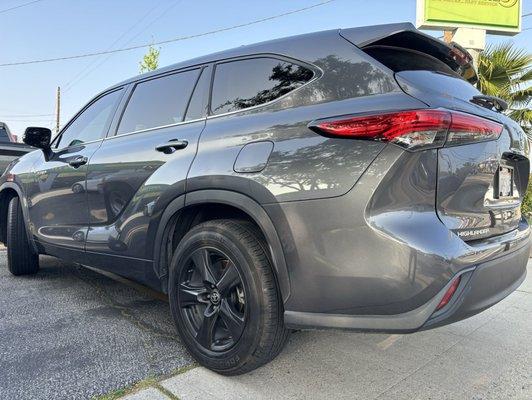 Rims painted black on 2021 Toyota Highlander Hybrid