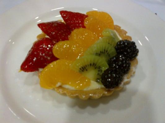 fruit tart with lemon curd. SO GOOD!!