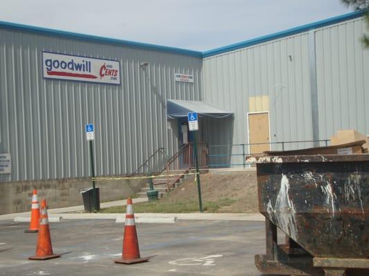 Foto of entrance and construction bin.