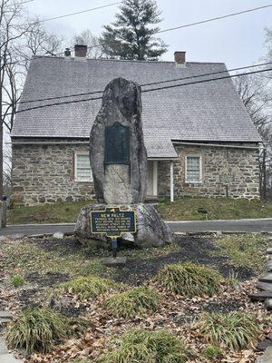 Huguenot Street marker