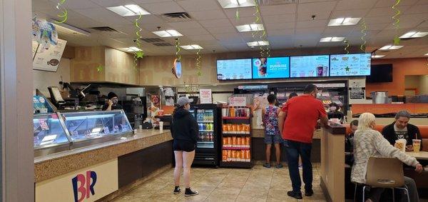 Winston Plaza-Dunkin Donuts on North Ave in Melrose Park, IL No signs that you have to pay for the items before you even order it.