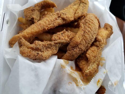 Catfish n wings combo w seasoned fries