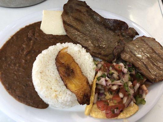 Típico sabor de mi tierra con carne asada, frijoles refritos,pico de gallo, maduro y arroz