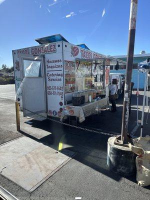 Well set up spot great food we had to come back to get more lengua tacos