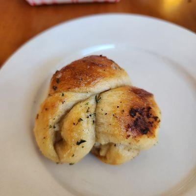 Brilliant garlic knots. Nice crust on the outside and chewy in the middle. Perfect amount of butter and garlic.