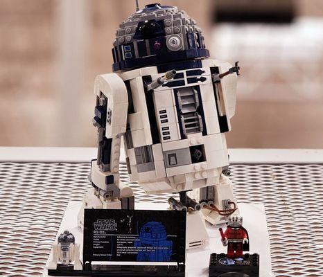 LEGO Star Wars R2-D2 May the 4th collectible 75379