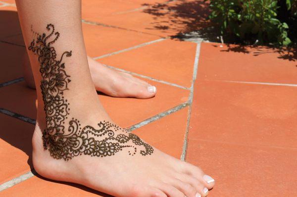 Henna can be done on the feet too!!