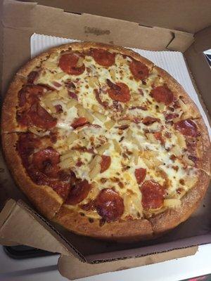 Cheese pizza with pepperoni and pineapples