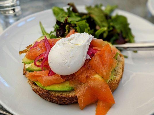 Bagel w/ salmon, avocado and egg