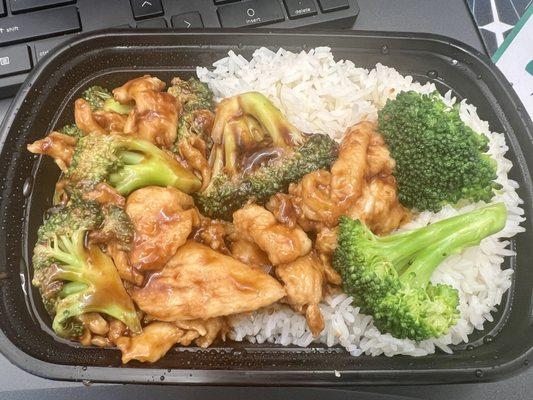 Chicken with Broccoli lunch portion