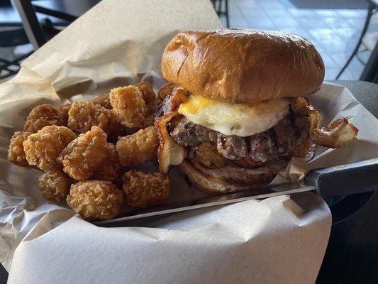 Breakfast burger with tots