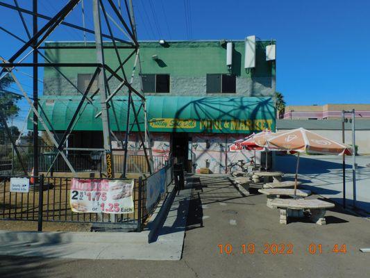 Side Car Deli has some of the best snacks and the best drinks with breaks are short you can get things to take with you.