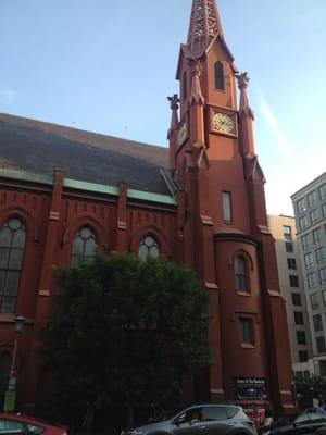 Esta iglesia marca el lugar. Enfrente está la oficina de DC.