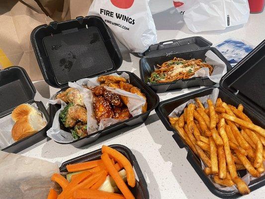 Seasoned fries, garlic noodles, mango habanero, teriyaki kick and garlic Parmesan and rolls.