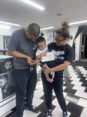 Es su primer cote cabello primer diploma corte Su papá los agradezco mucho me dieron la oportunidad aquí   Marlín barber shop