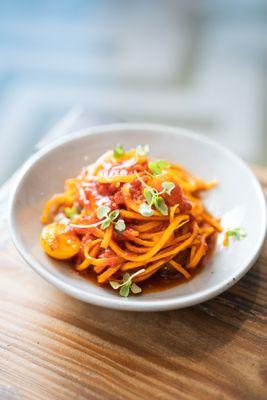 housemade capellini pastacandied pecanschives and brown butter beet sauce
16