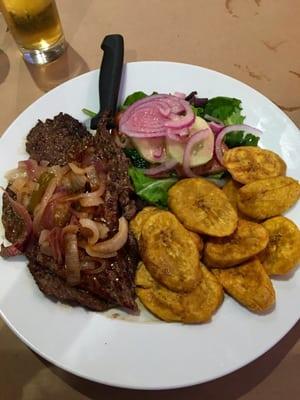 Bistec ensebollado w/ tostones