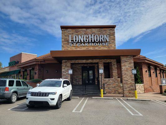 Front of Longhorns Steakhouse