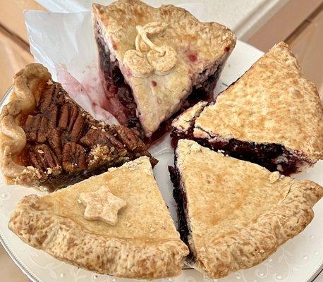 Pies are like friends...We L(*‿*)VE them all @ #PieHeaven-Mayport Rd. Their homestyle crust is light and flaky. Highly recommend