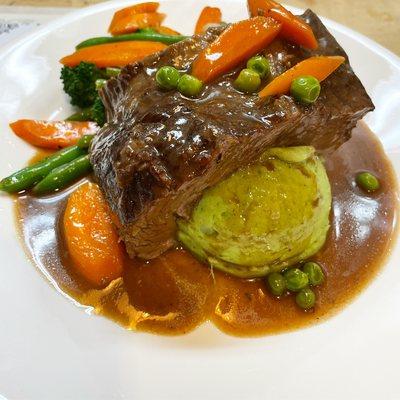 One of our specials this week was braised short ribs with garlic green mashed potatoes and mixed vegetables