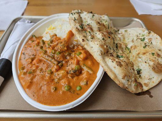 Tikka masala with veggies and naan