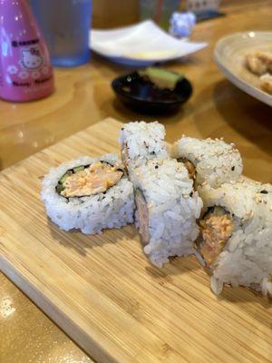 Spicy shrimp roll ( cut)