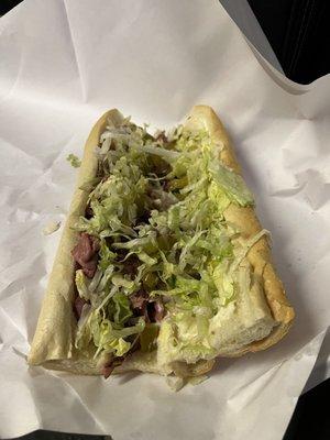 Small roast beef with mayo, lettuce and pickles