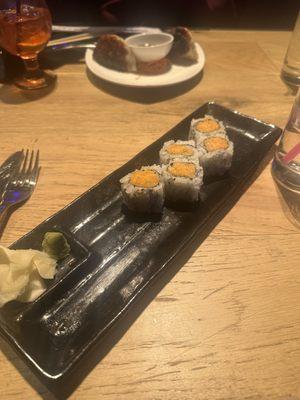 Spicy salmon roll