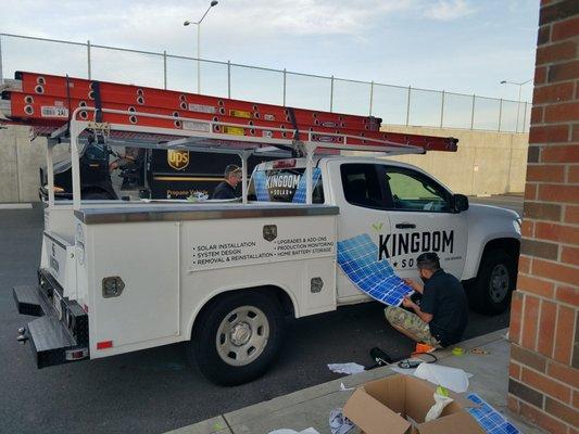 Look at this guy installing solar panels like a pro!